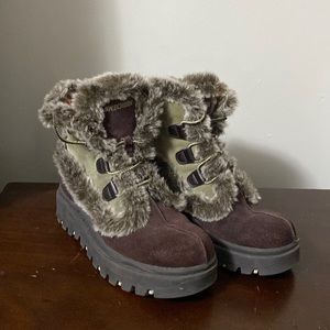 2000s style Sketcher snow boots size 8
